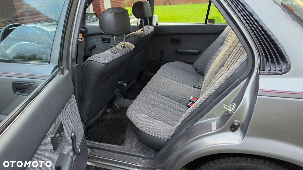 Toyota Corolla 1.6 GL - 17