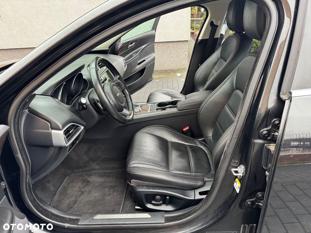 Jaguar XE 2.0 D Prestige - 27