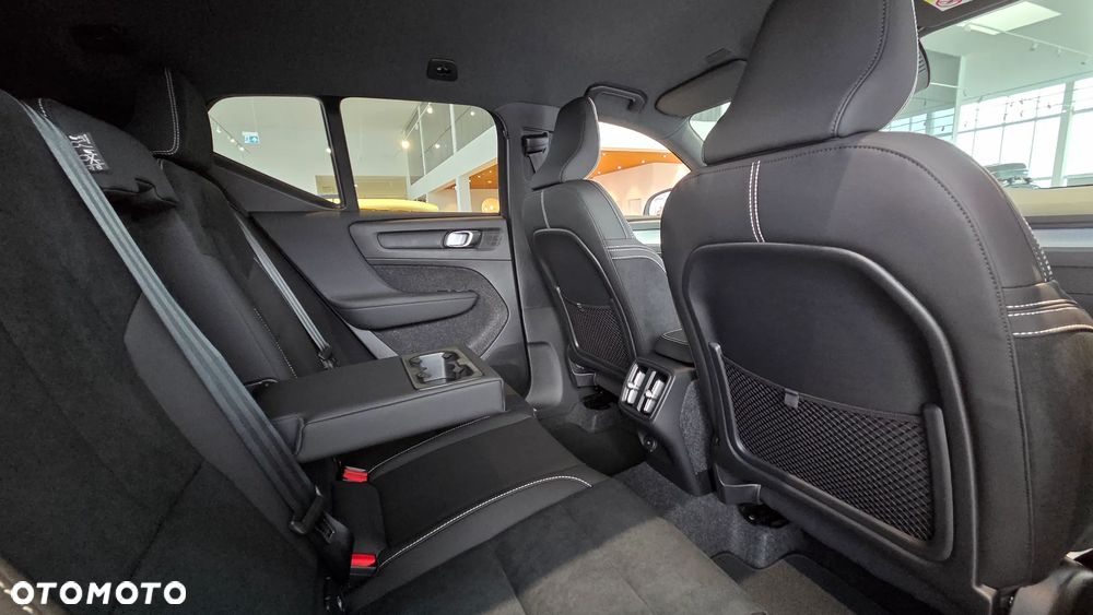 Volvo XC 40 B4 Plus Black Edition - 14