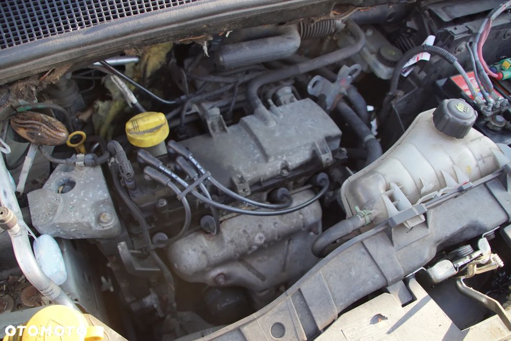 Auto na części - Renault Kangoo II 1.6 87 KM K7M TEB64 2009R Silnik Skrzynia Drzwi Maska Błotnik Lampa Klapa Zderzak Klamka Lusterko Deska Kokpit Sterownik Moduł Czujnik Licznik Wyświetlacz Panel Kierownica - 18
