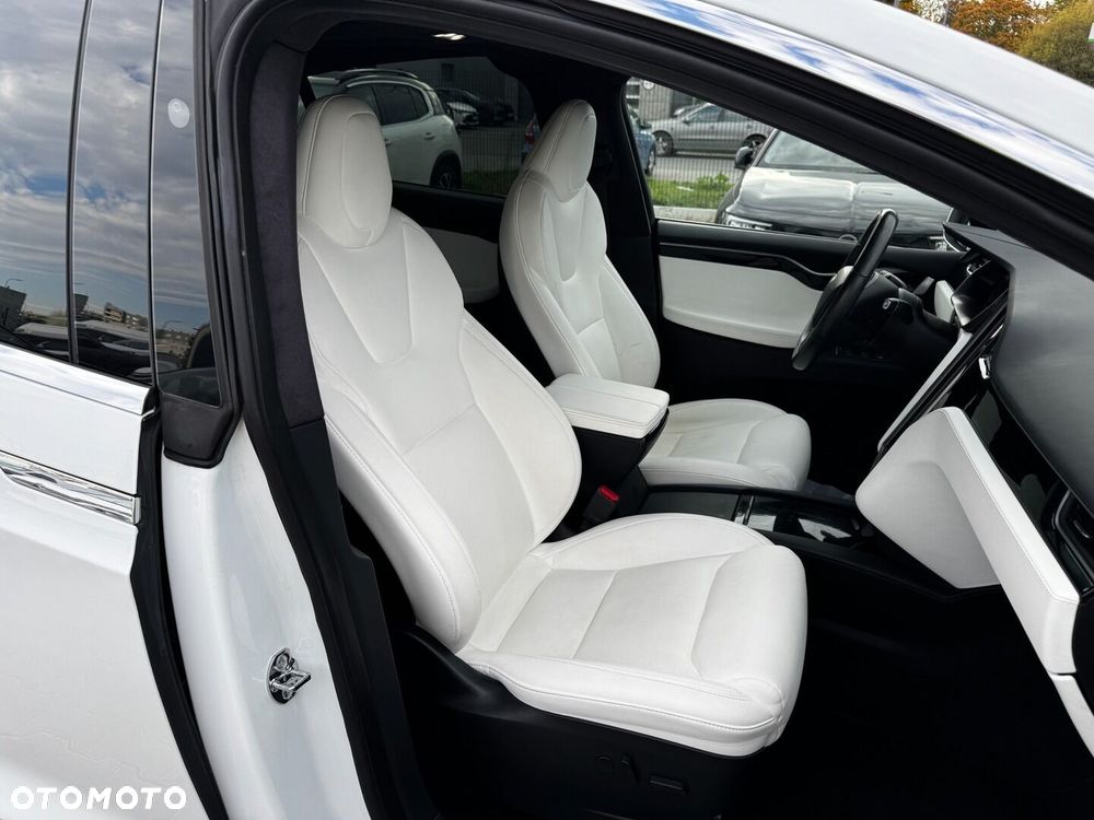 Tesla Model X - 13