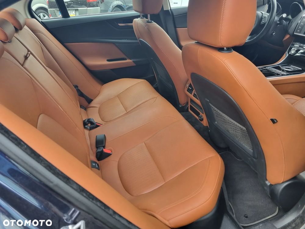 Jaguar XE 2.0 D AWD Portfolio - 14