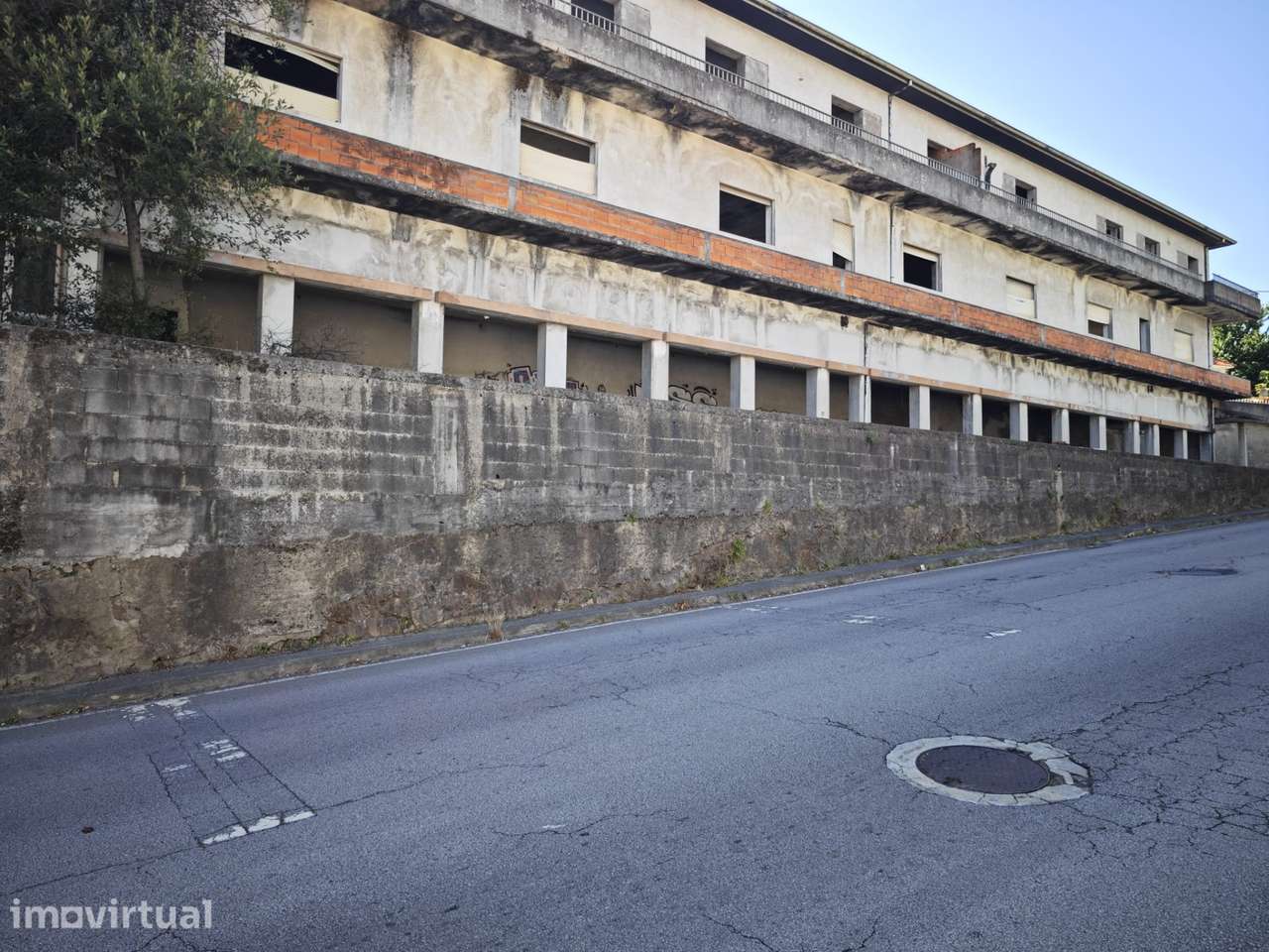 Edifício Inacabado com Enorme Potencial de Rentabilização - Grande imagem: 2/59