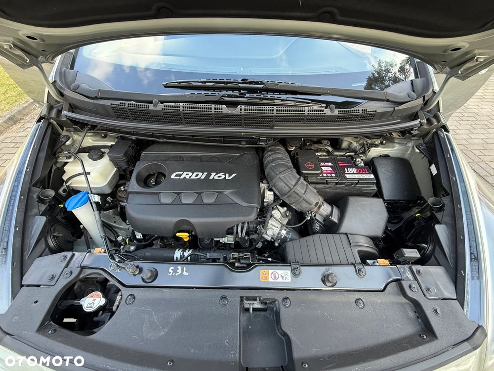 Kia Carens - 36