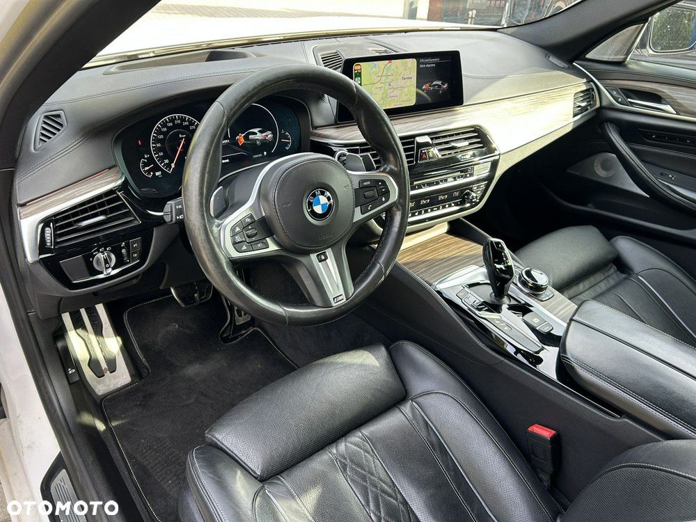 BMW Seria 5 M550i xDrive sport - 15