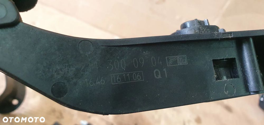 Pedał potencjometr gazu Mercedes E-Klasa W211 A2113000904 - 7