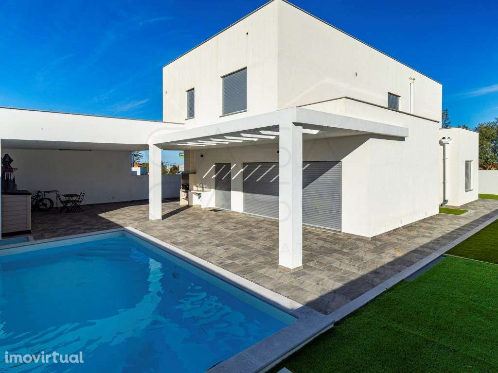 Moradia com 4 quartos, 3 WC's, piscina, parqueamento para 3 carros,... - Grande imagem: 2/36