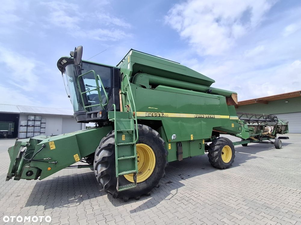 John Deere 2266E - 1