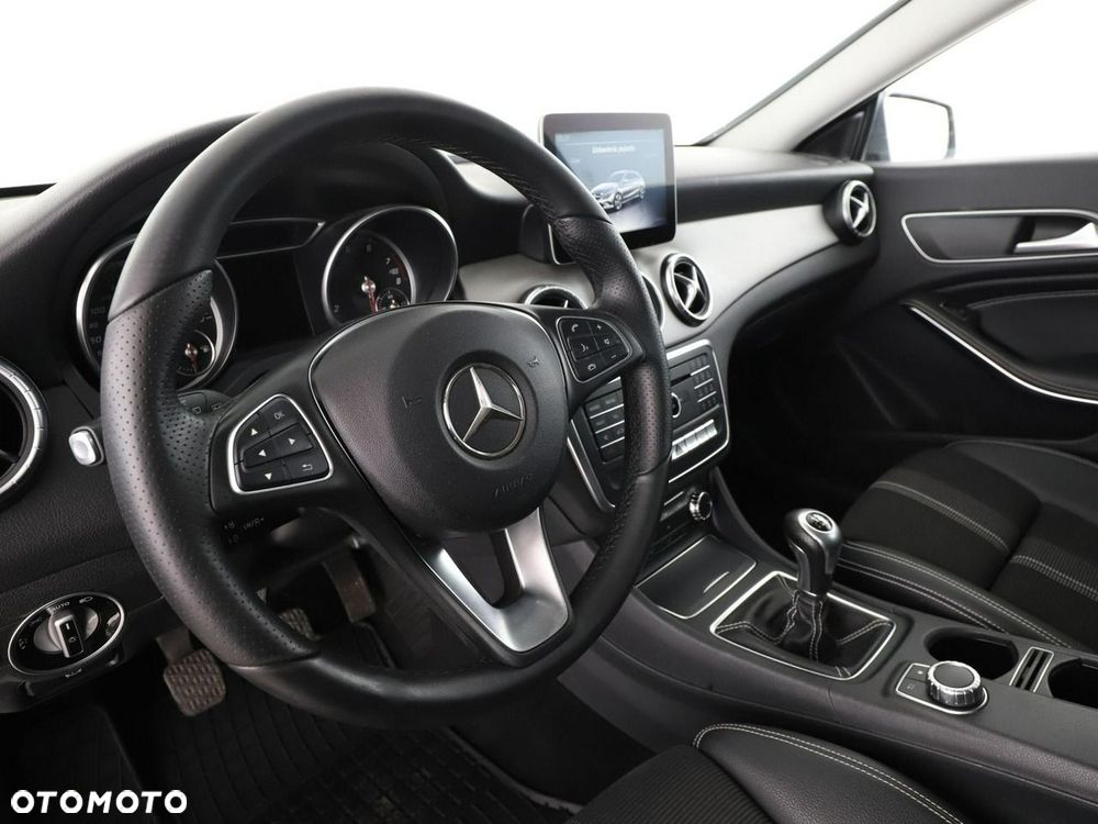Mercedes-Benz CLA 180 Urban - 15