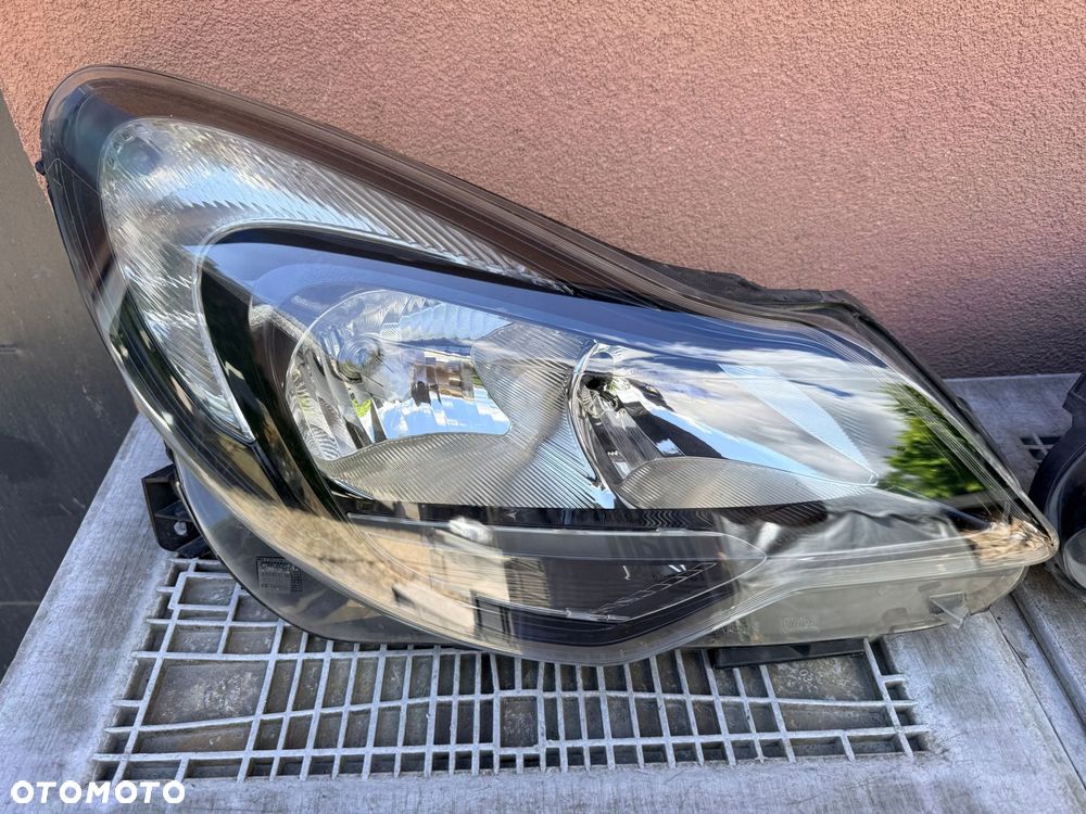 Lampa przednia OPEL CORSA D LIFT CIEMNE KOMPLET EUROPA VALEO ŁADNE Z 1 AUTA - 2