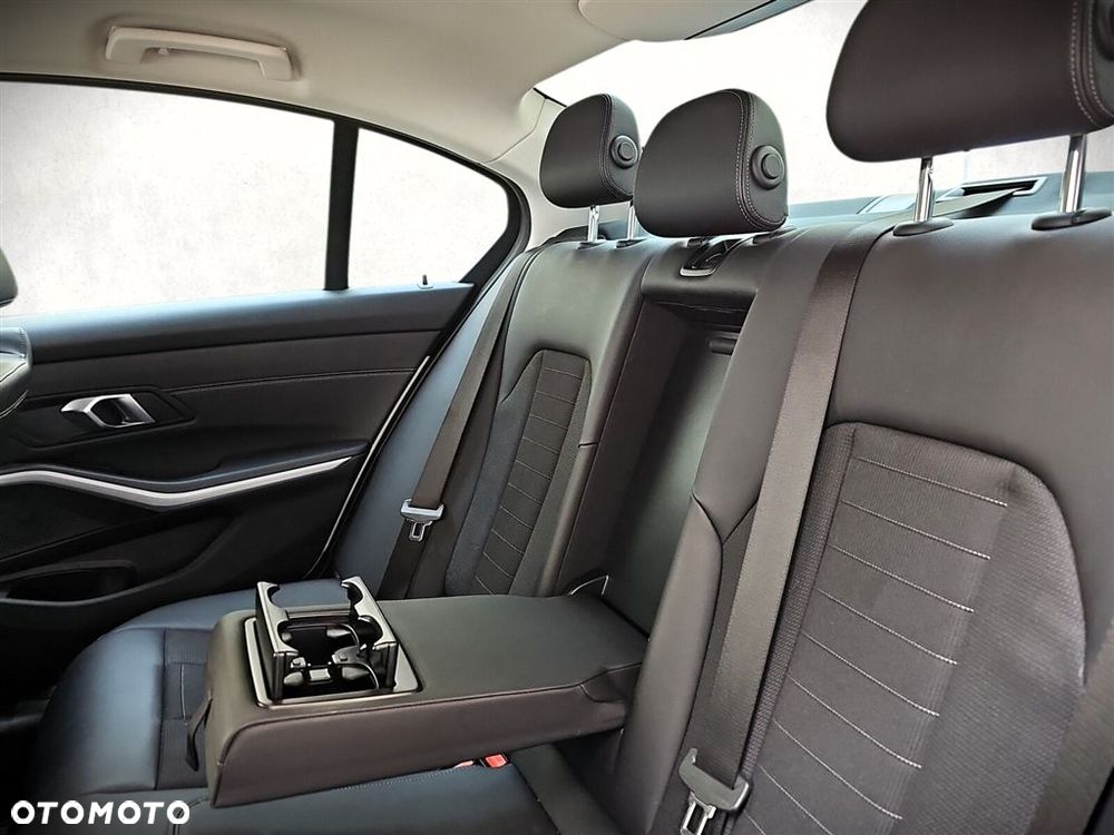 BMW Seria 3 320d xDrive - 33