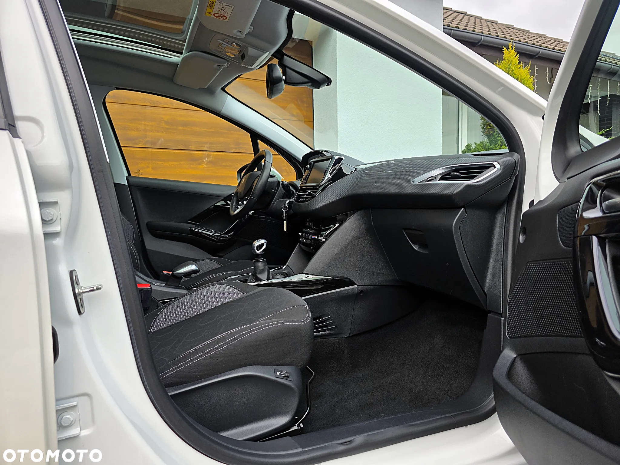 Peugeot 2008 1.2 Pure Tech Allure S&S - 23
