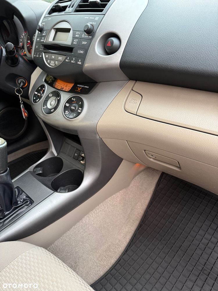 Toyota RAV4 2.0 VVT-i Premium - 11