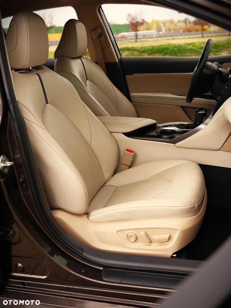 Toyota Camry 2.5 Hybrid Comfort CVT - 29