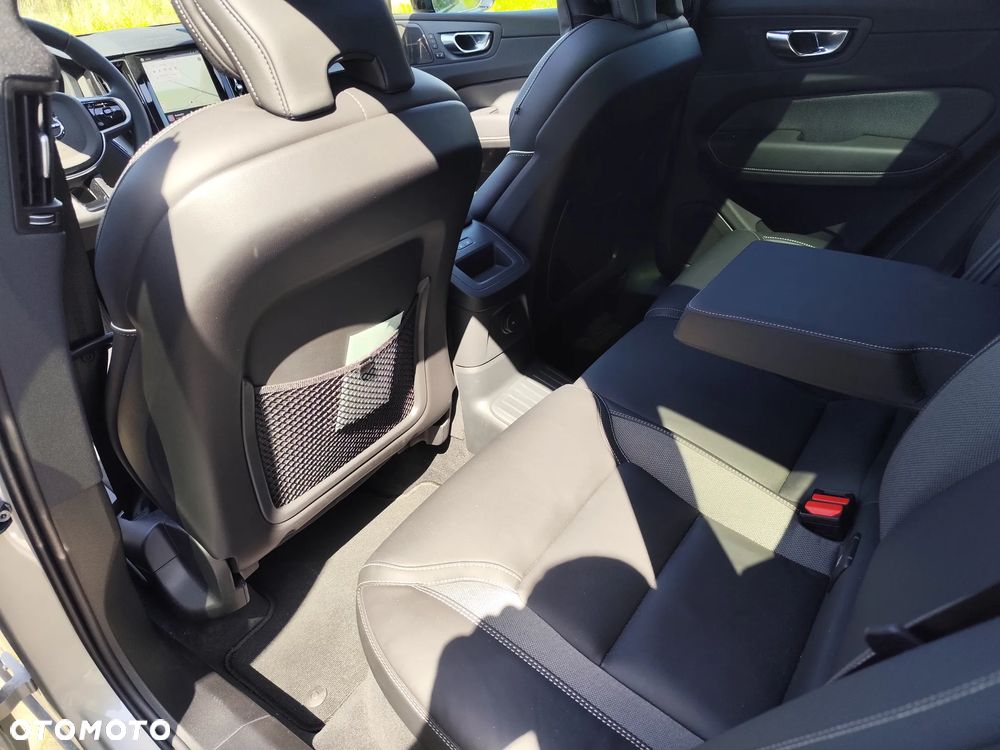 Volvo XC 60 T6 Plug-In Hybrid AWD Plus Black Edition - 13