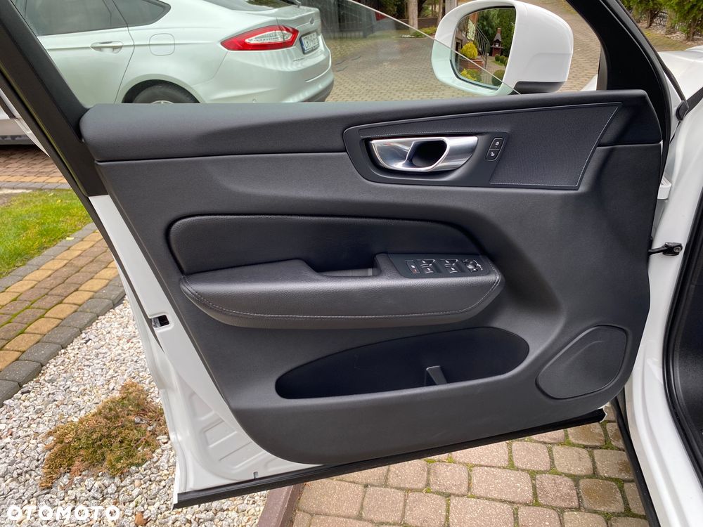 Volvo XC 60 B4 D AWD Geartronic Momentum Pro - 24