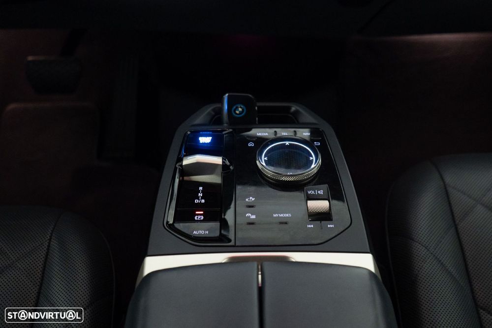 BMW iX xDrive 40 Pack Desportivo - 29