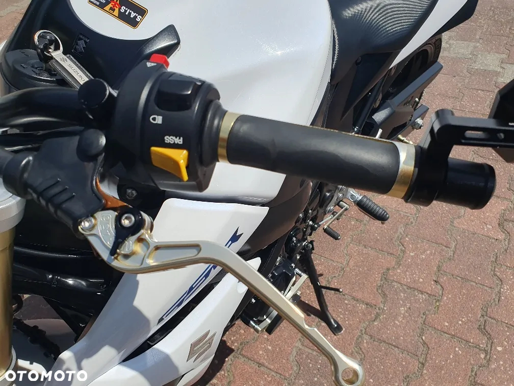 Suzuki GSR - 12