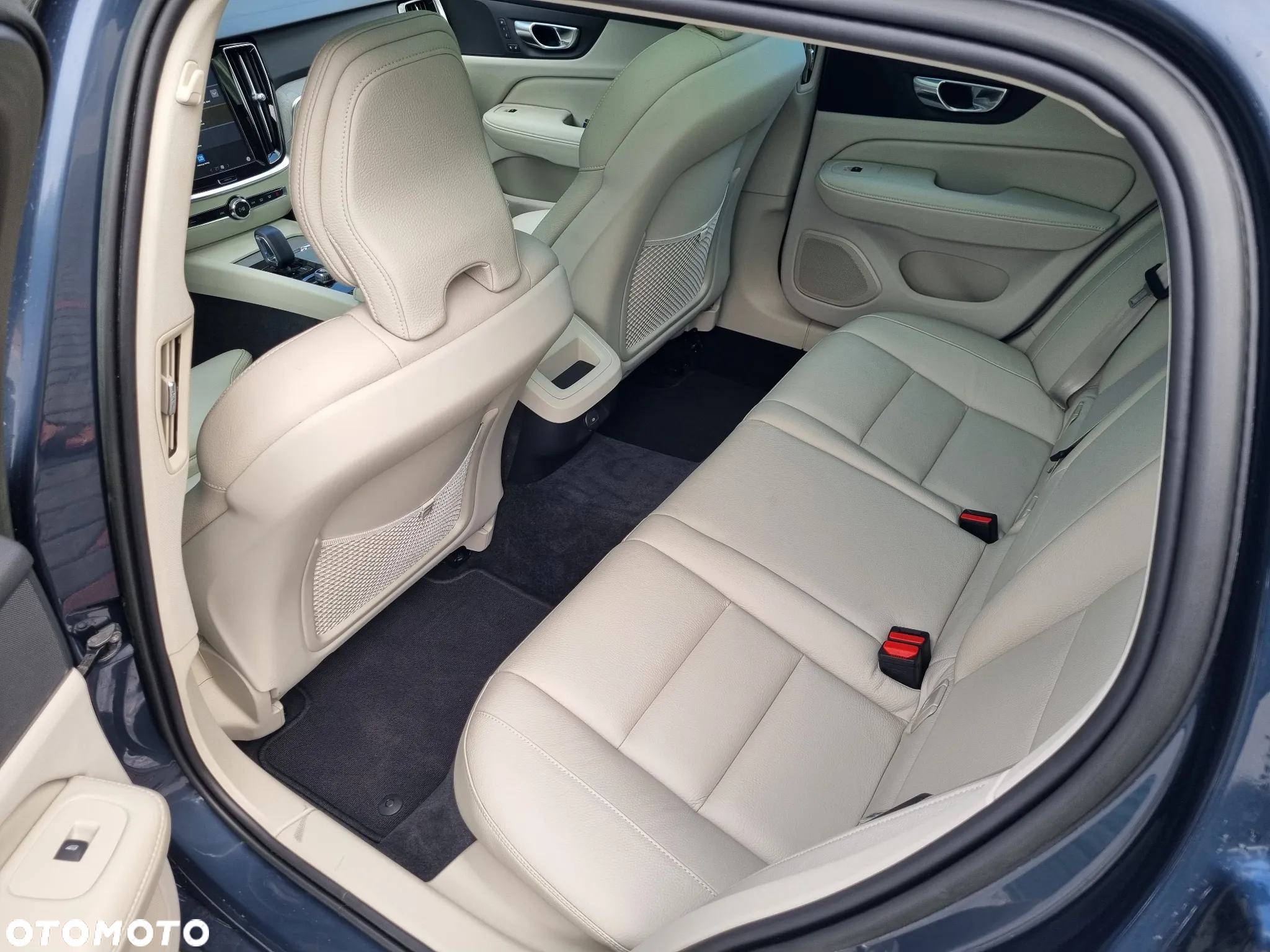 Volvo V60 T4 R-Design - 3