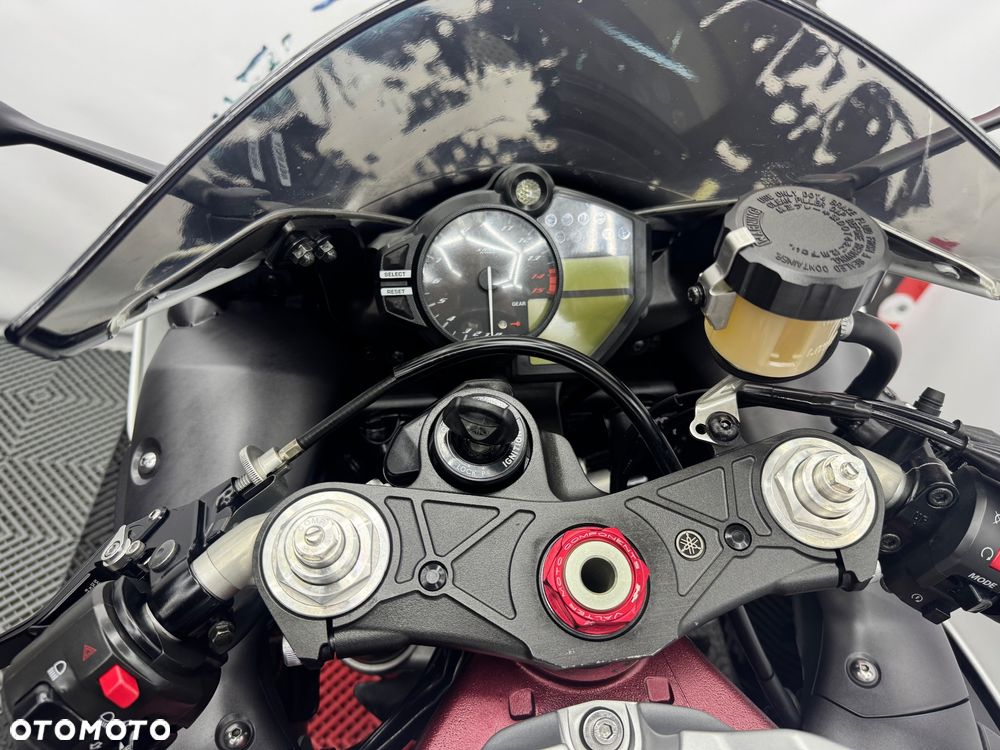 Yamaha R1 - 27