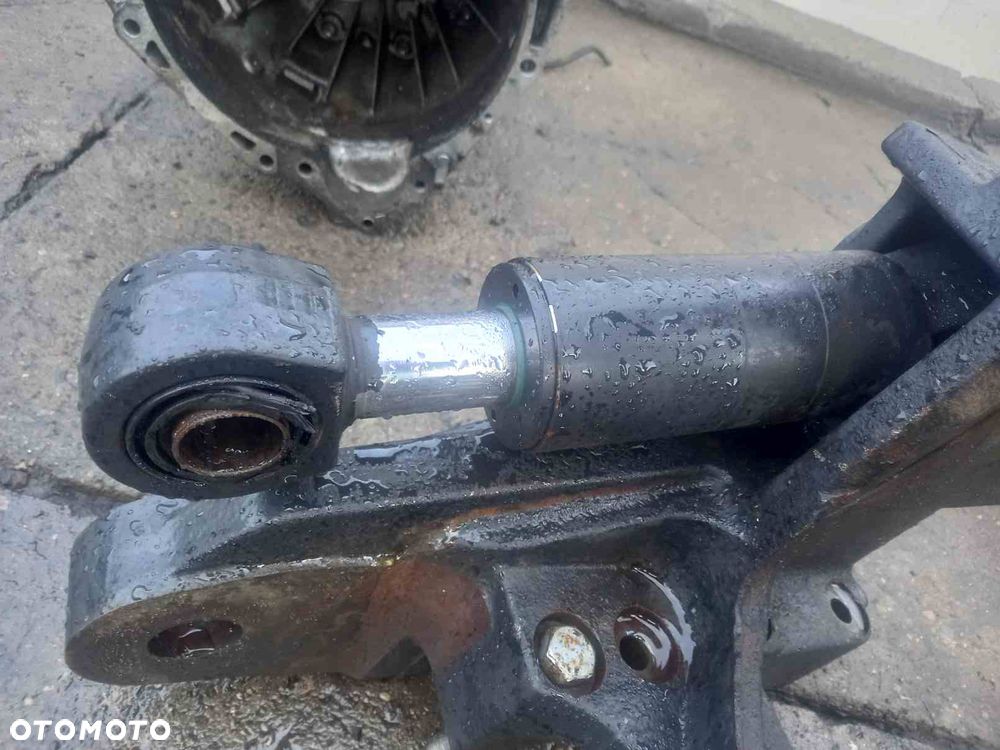 Wspornik przedniego amortyzowanego mostu kołyska Deutz Fahr Agroton 620 TTV - 4