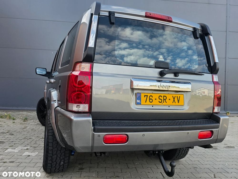 Jeep Commander 5.7 V8 Overland - 29