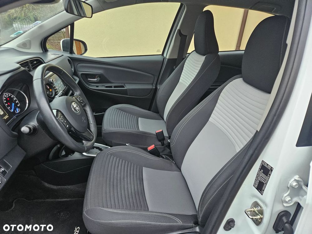 Toyota Yaris Hybrid 100 Selection - 13