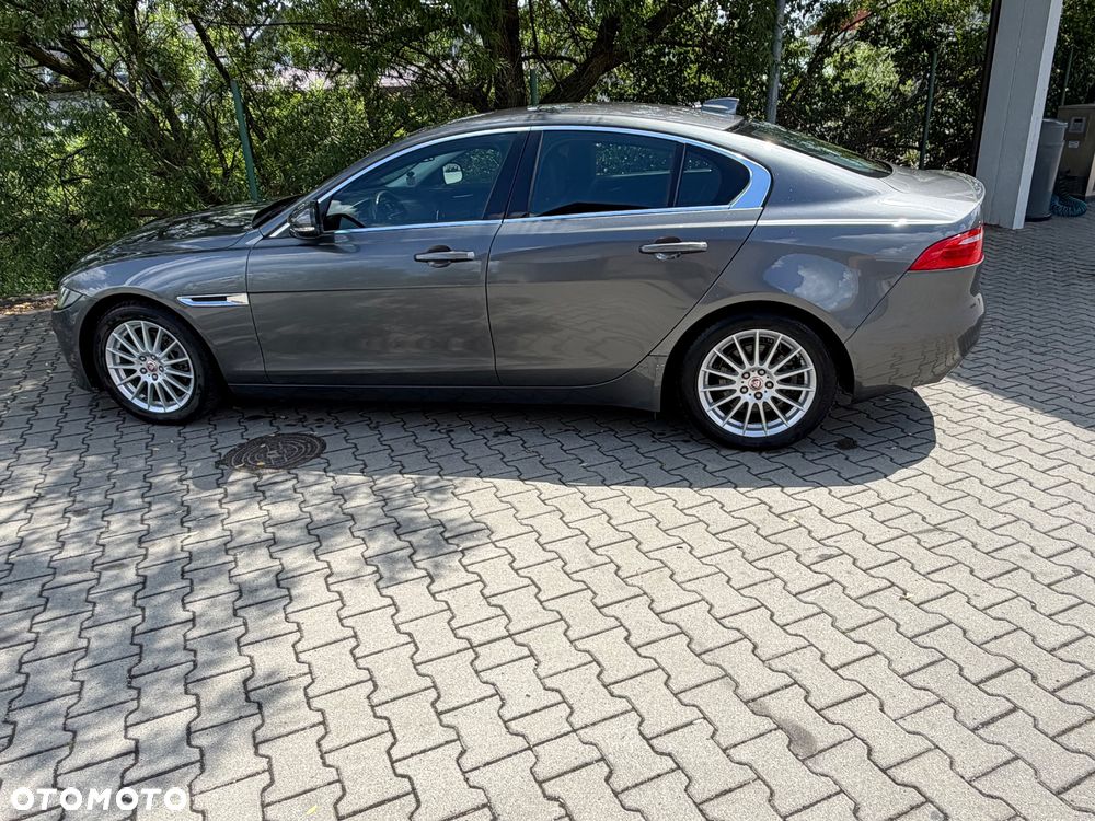 Jaguar XE 2.0 D Portfolio - 6