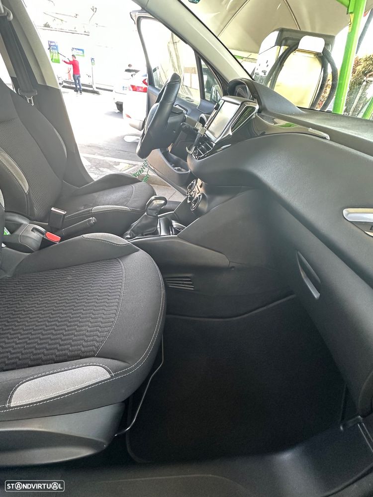 Peugeot 208 1.4 HDi SE Style - 9