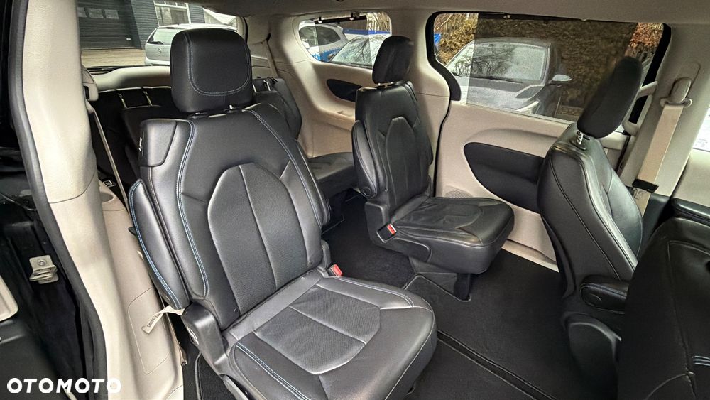 Chrysler Pacifica - 16