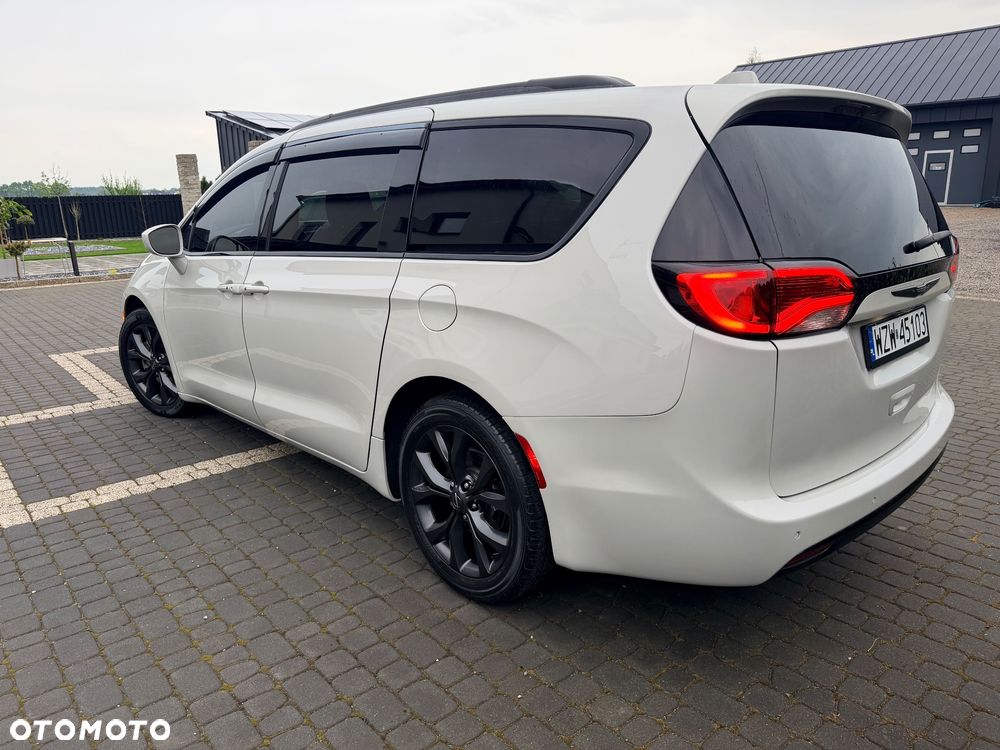 Chrysler Pacifica - 6