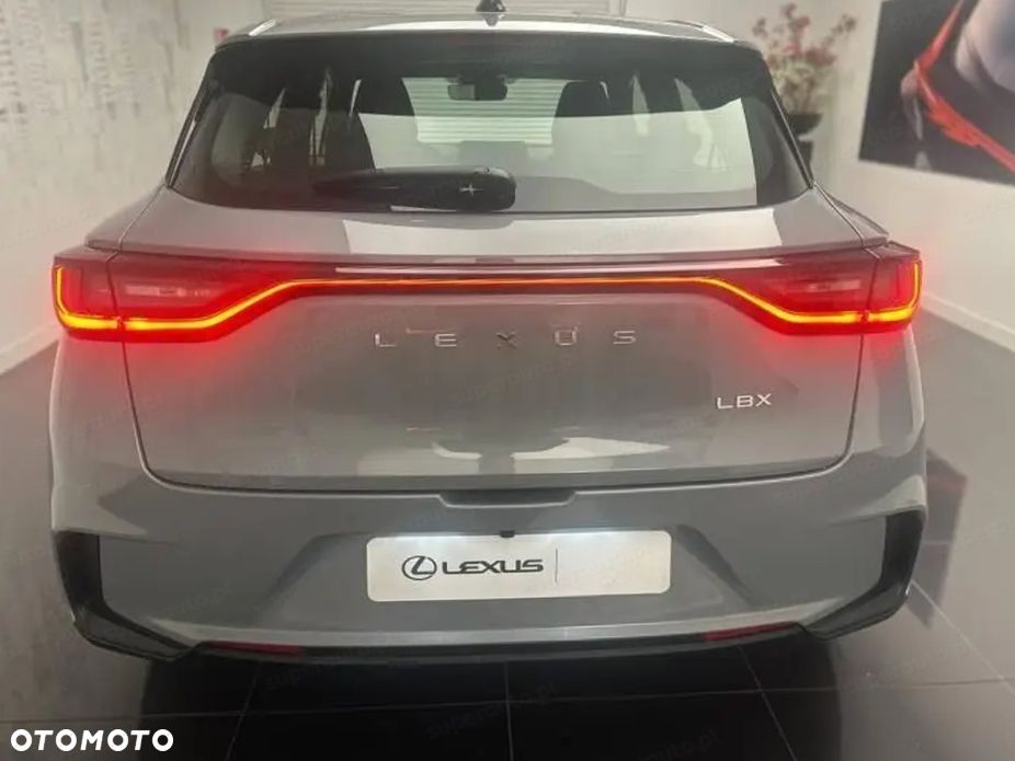 Lexus LBX - 9