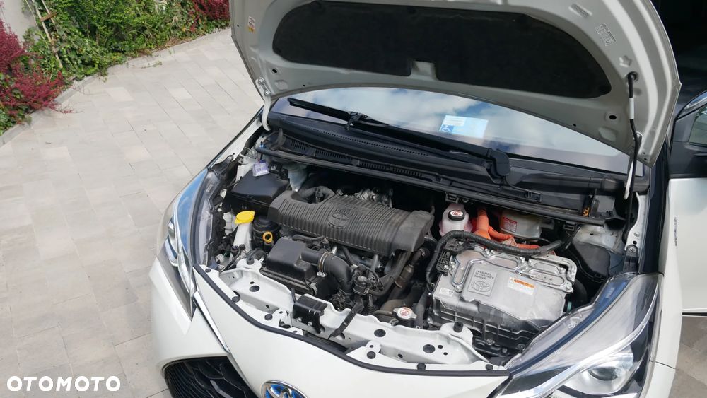 Toyota Yaris Hybrid 100 Selection Platinum - 32