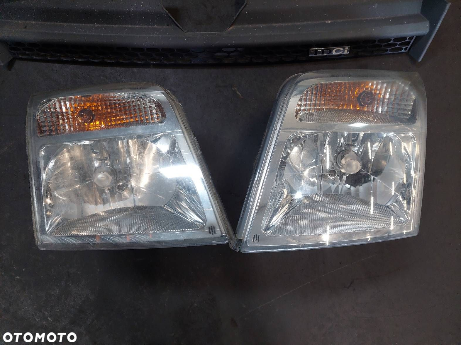 KOMPLETNY PRZÓD MASKA BŁOTNIKI LAMPY ZDERZAK FORD TRANSIT CONNECT I P1 - 2