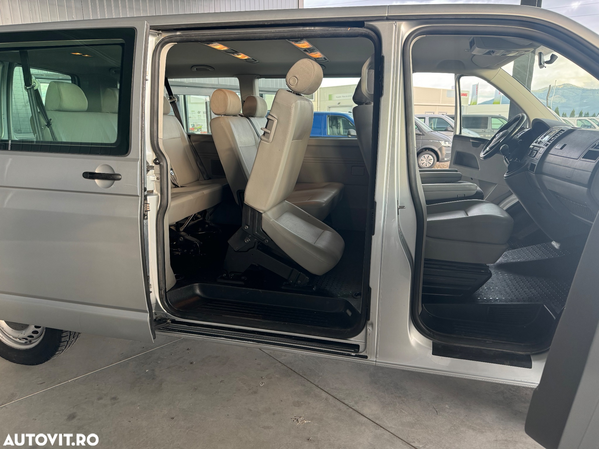 Volkswagen Caravelle - 18