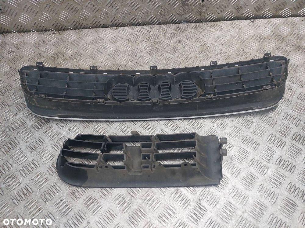 GRILL ATRAPA CHŁODNICY + PRAWA KRATKA ZDERZAKA AUDI A3 8L LIFT - 2