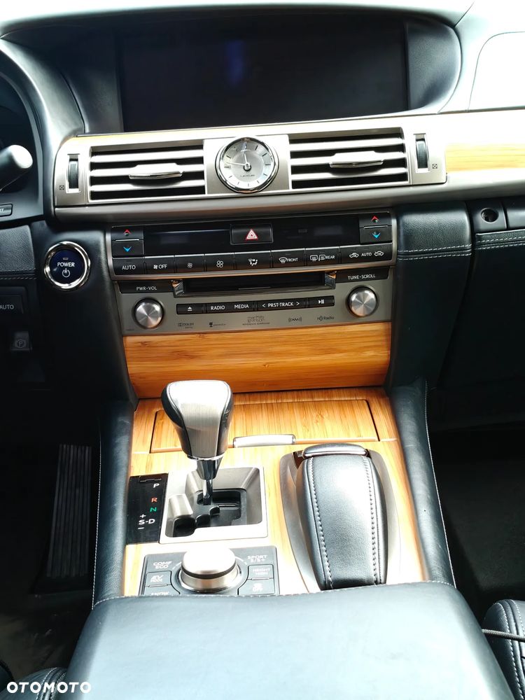 Lexus LS 600h L - 26