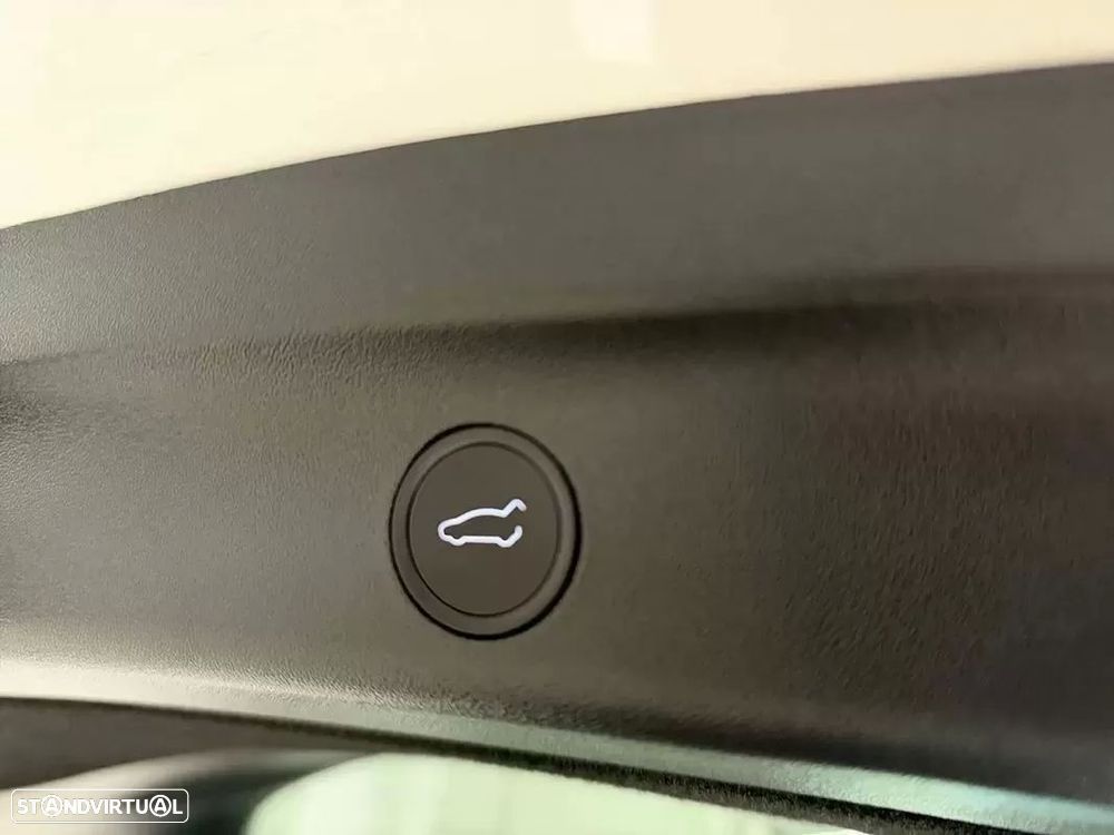 Tesla Model Y Long Range Dual Motor AWD - 14