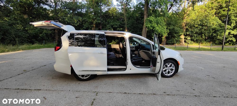 Chrysler Pacifica - 23