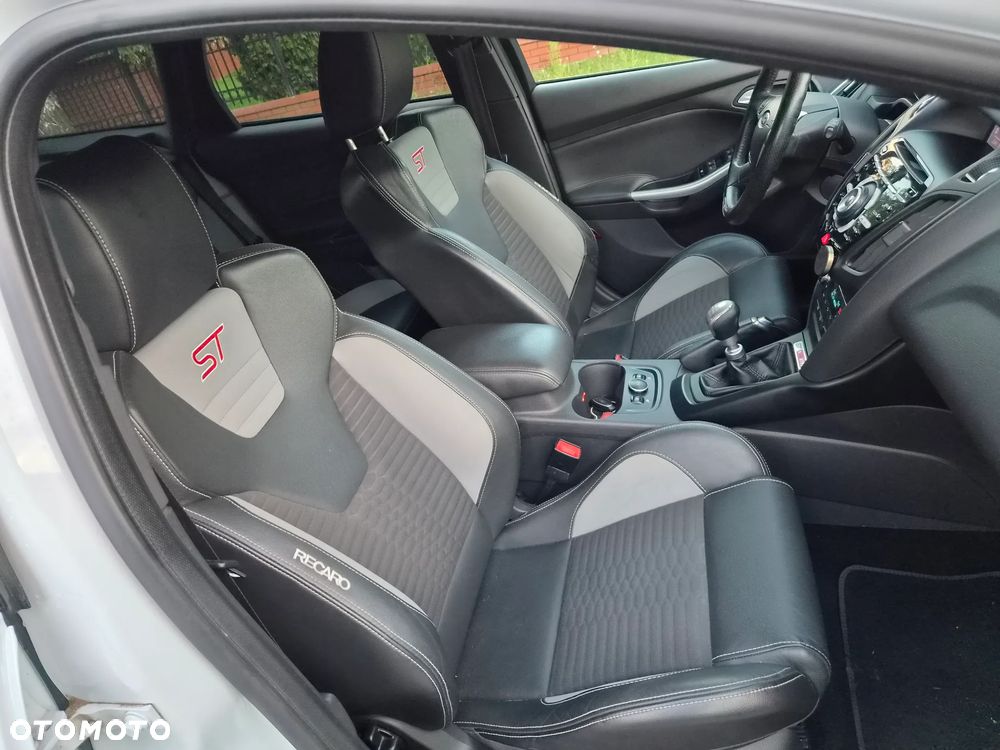 Ford Focus 2.0 EcoBoost ST mit Leder-Sport-Paket - 14