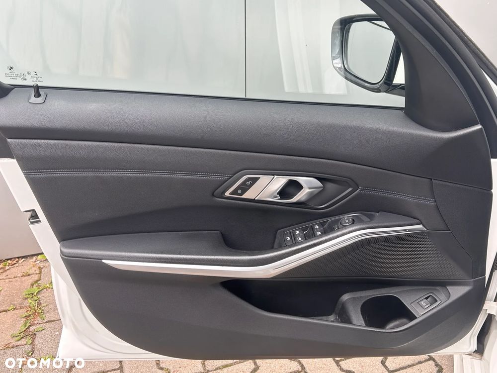BMW Seria 3 318d MHEV M Sport - 12