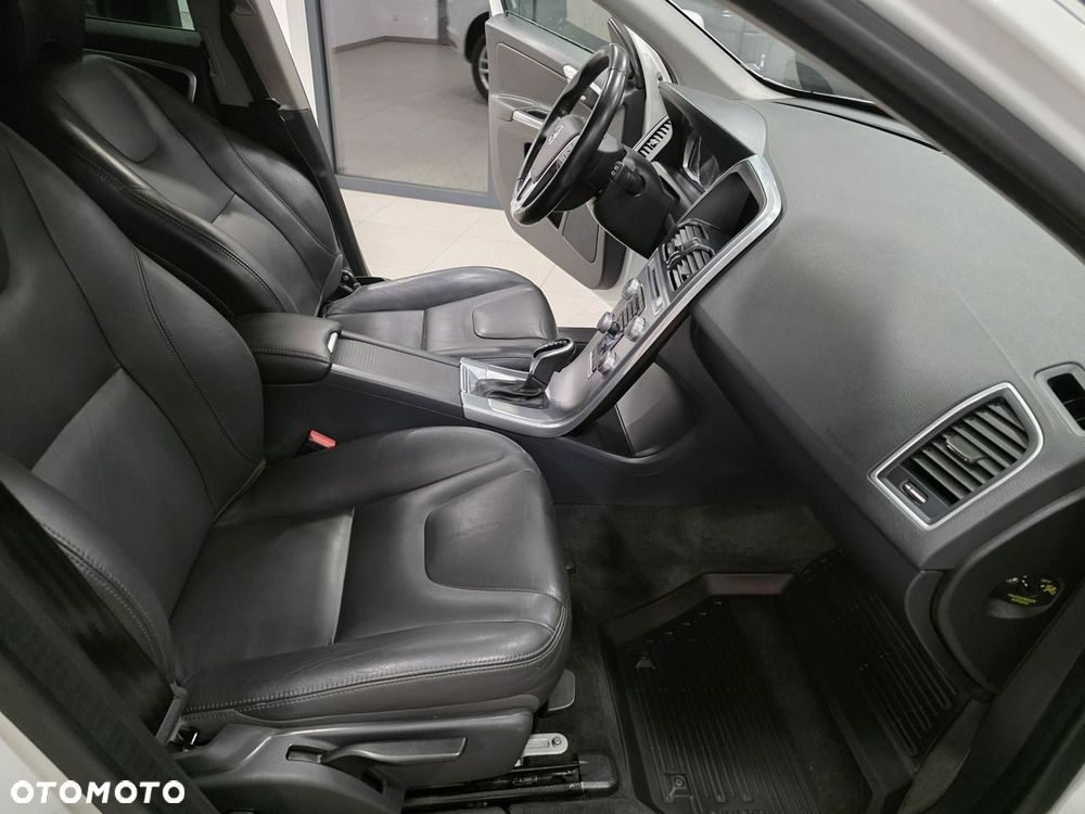 Volvo XC 60 D4 Momentum Pro - 22