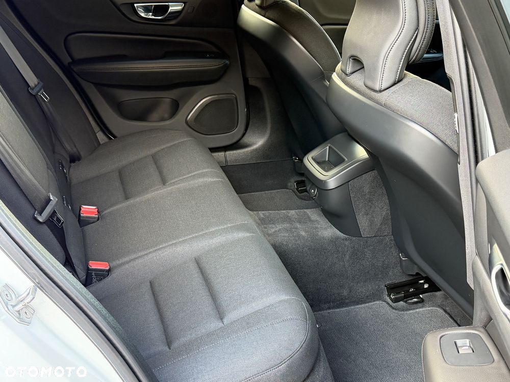 Volvo V60 B3 B DKG Momentum - 16