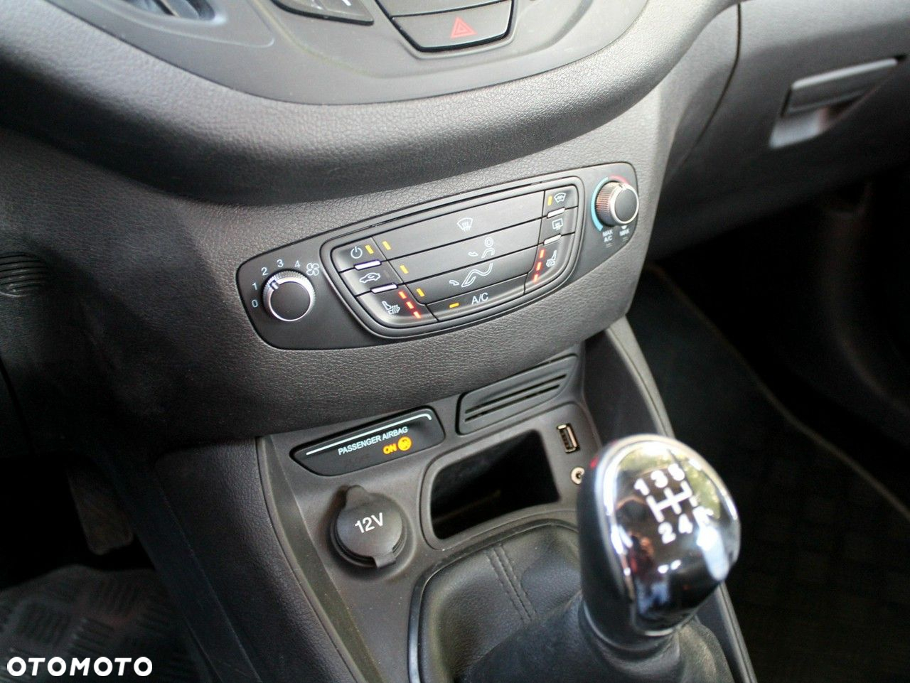 Ford Transit Courier - 10