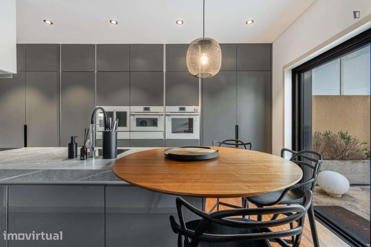 Quarto - localizado em Lordelo do Ouro Porto - Grande imagem: 3/11