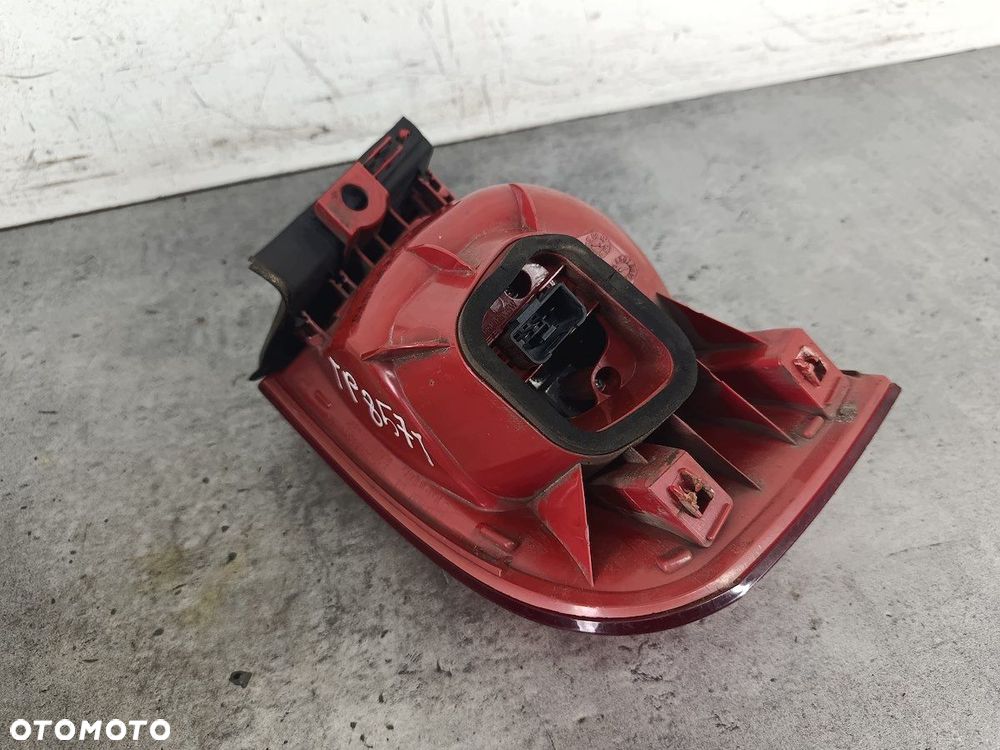 LAMPA TYLNA PRAWA VW PASSAT B6 3C9945096N KOMBI - 2