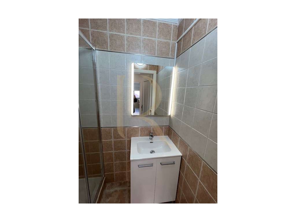 Apartamento T2 totalmente remodelado com garagem na Torre da Marinha - Grande imagem: 5/10