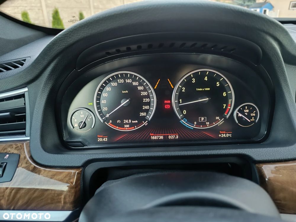 BMW Seria 5 550i - 27