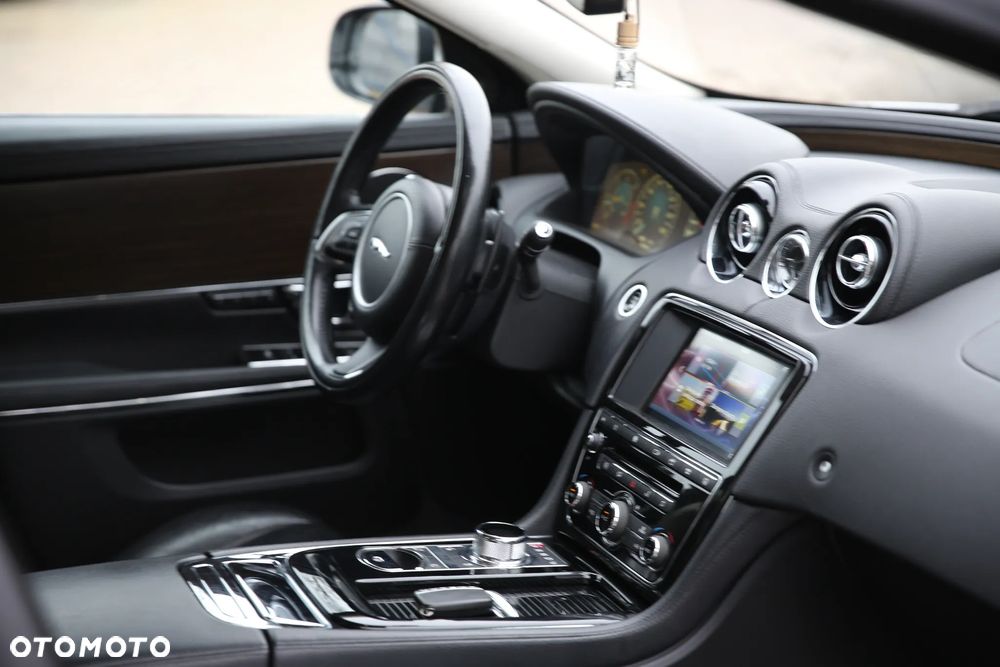 Jaguar XJ 3.0 D V6 Premium Luxury - 16