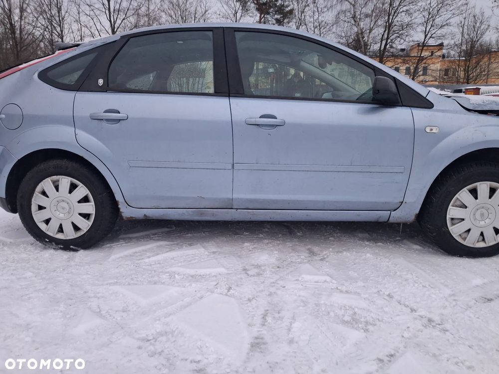 Ford Focus Mk2 2 II HB GHIA silnik 1.6 TDCi HDi 110KM GBDA 10JB alternator turbina skrzynia biegów manual sprzęgło drzwi lewe prawe klapa zderzak błotnik lusterko kolor Z3 Błękit niebieski lampa tył czujniki PDC blenda zamek belka sanki tłumik wydech zwrotnica mcperson maglownica pompa wspomagania paliwa przewód sterownik radio boczek fotel fotele szyba czołowa czujnik podszybie wiązka panel sterownik silnika abs serwo belka konsola kierownica osłona atrapa zacisk podłokietnik tapicerka podsufitka lampka rozrusznik alternator klimatyzacja kierownica NA CZĘŚCI WSZYSTKIE CZĘŚCI - 2